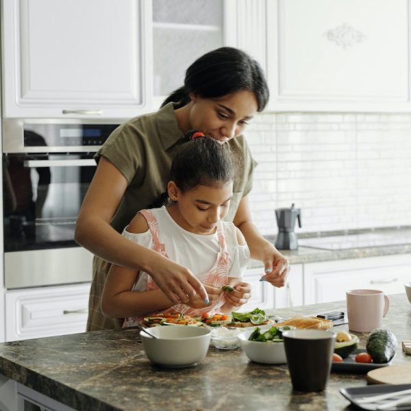 Mujer y niña cocinando