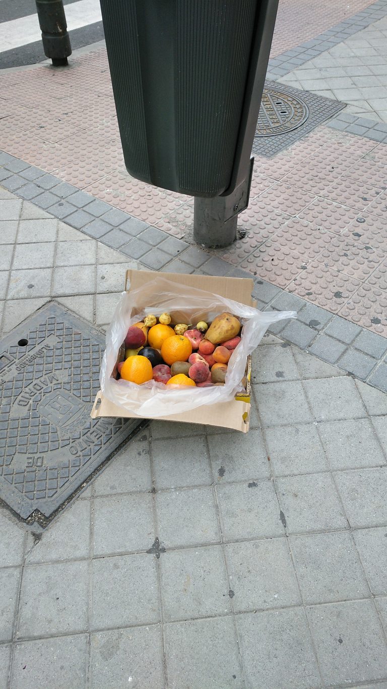 Fruta desperdiciada calle