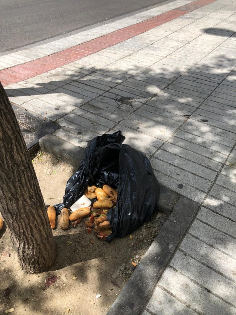 Pan tirado en la calle